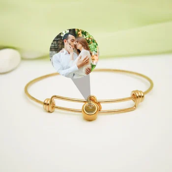 Chic gold knot projection bangle for a refined, sophisticated look