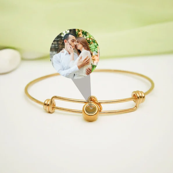 Chic gold knot projection bangle for a refined, sophisticated look