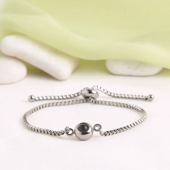 Minimalist silver round bracelet, perfect for a timeless, refined look