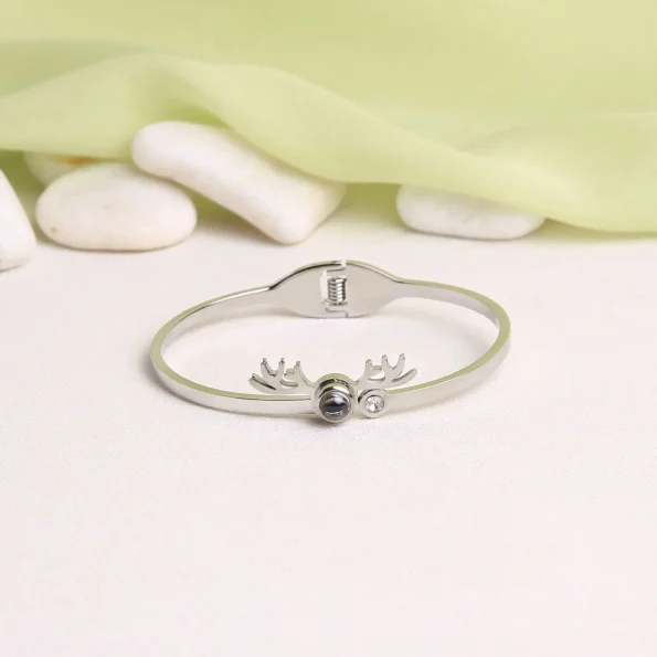 Silver antler projection bracelet for a sleek and minimalist style
