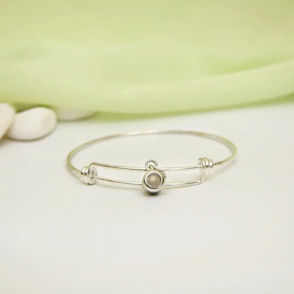 Silver knot bracelet with a simple, elegant design