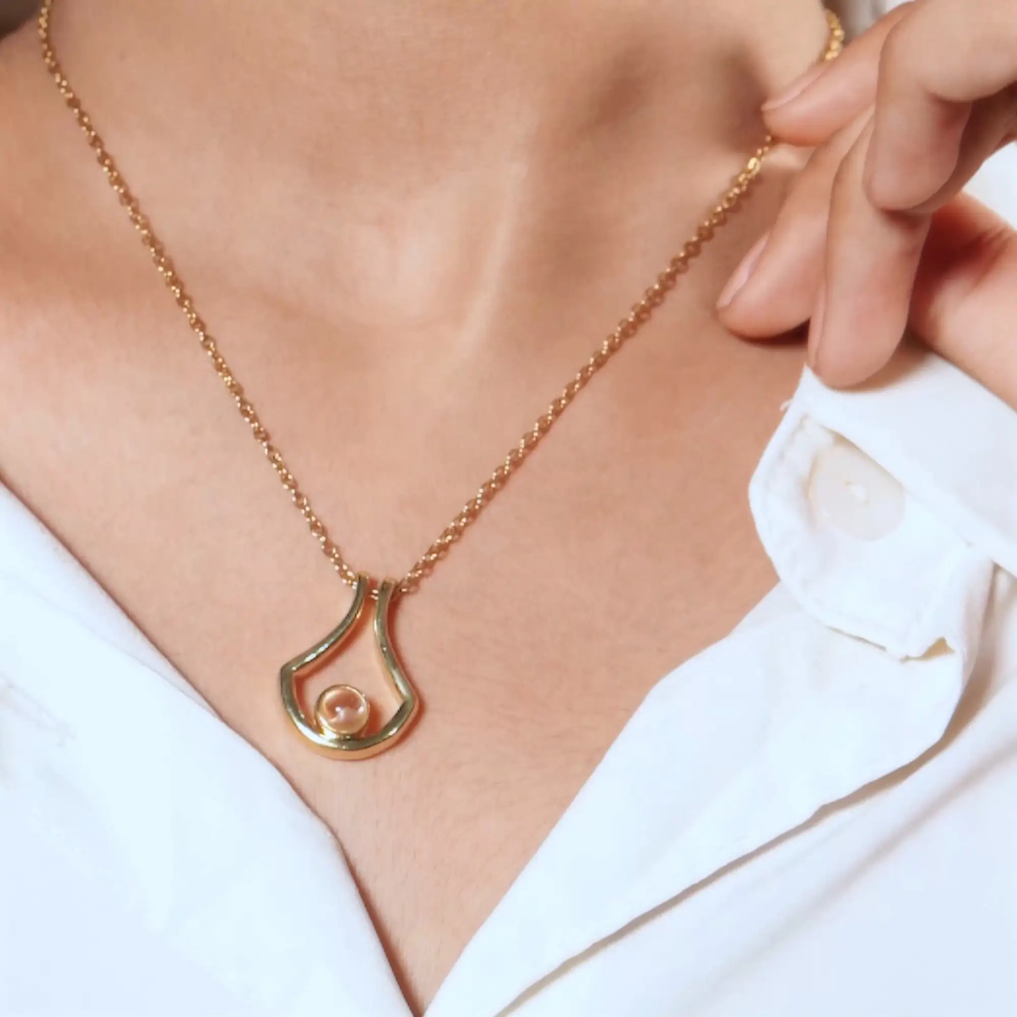 the u shaped necklace