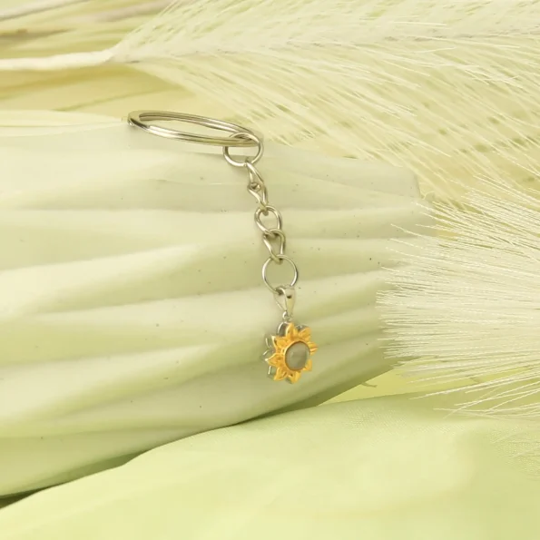 Golden bloom sunflower keyring featuring a hidden photo projection, symbolizing warmth and love.