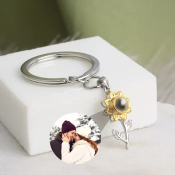 Stereoscopic sunflower photo keychain with hidden projection, a unique keepsake of cherished memories.