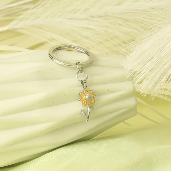 Elegant stereoscopic sunflower keychain with a hidden projection, keeping treasured moments always near.